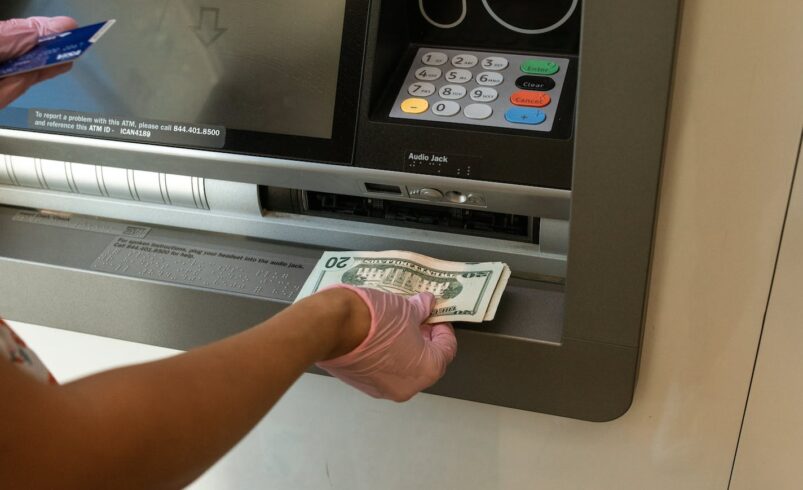 poplatky za výběr z bankomatu, výběr v zahraničí, bankomat, peníze, finance
