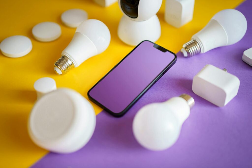 Chytrá domácnost a žárovka, kterou lze ovládat z telefonu