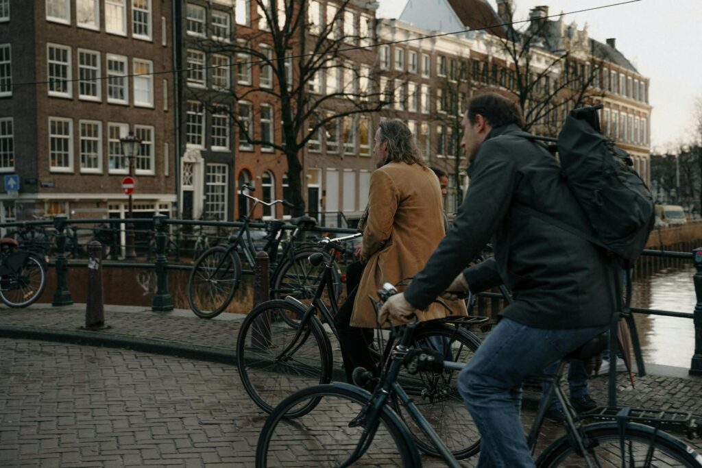 Cyklisté v centru Amsterdamu