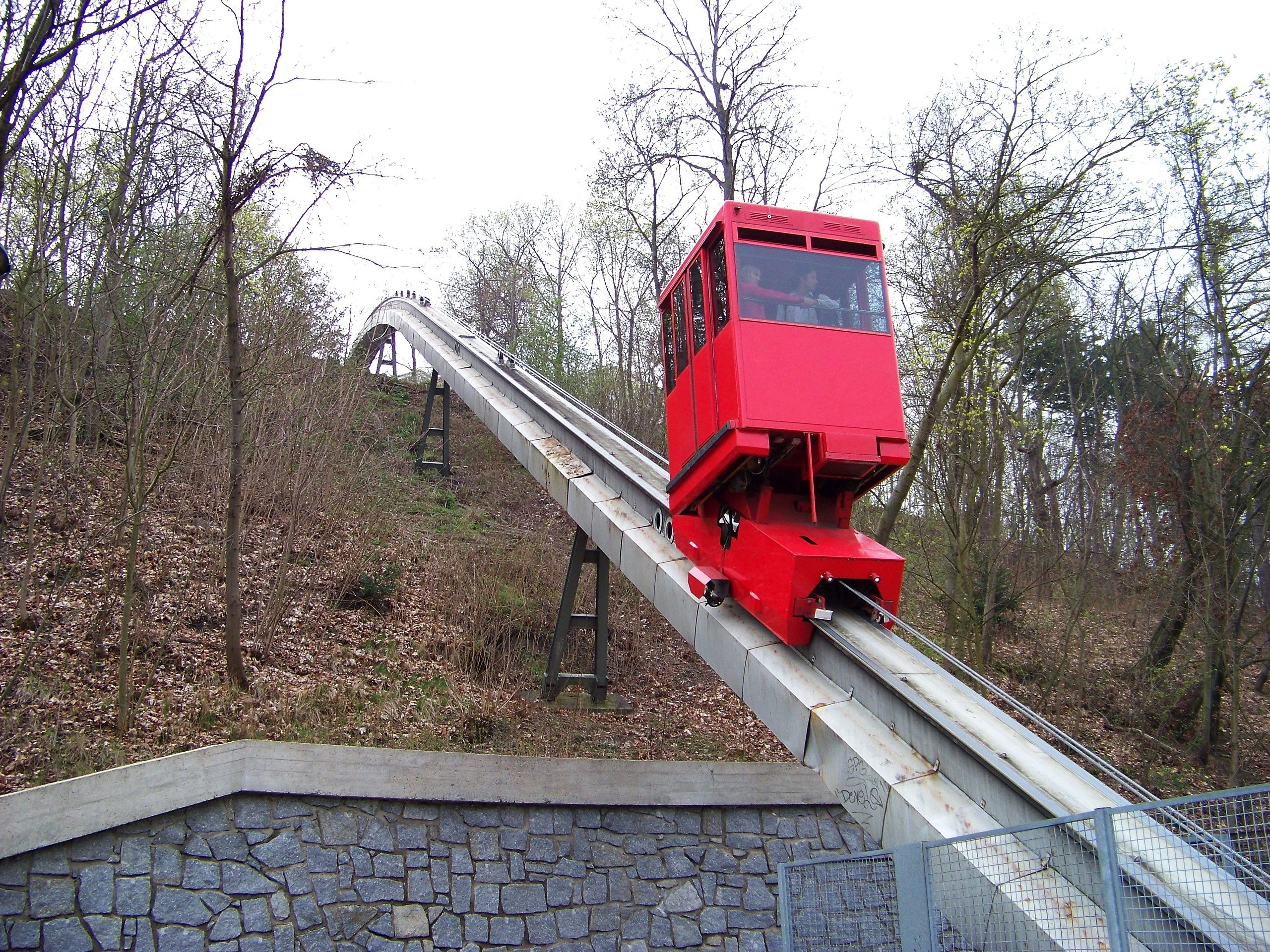 V Praze je tajná lanovka, o které nemají tušení ani Pražáci. Svézt se může každý zdarma