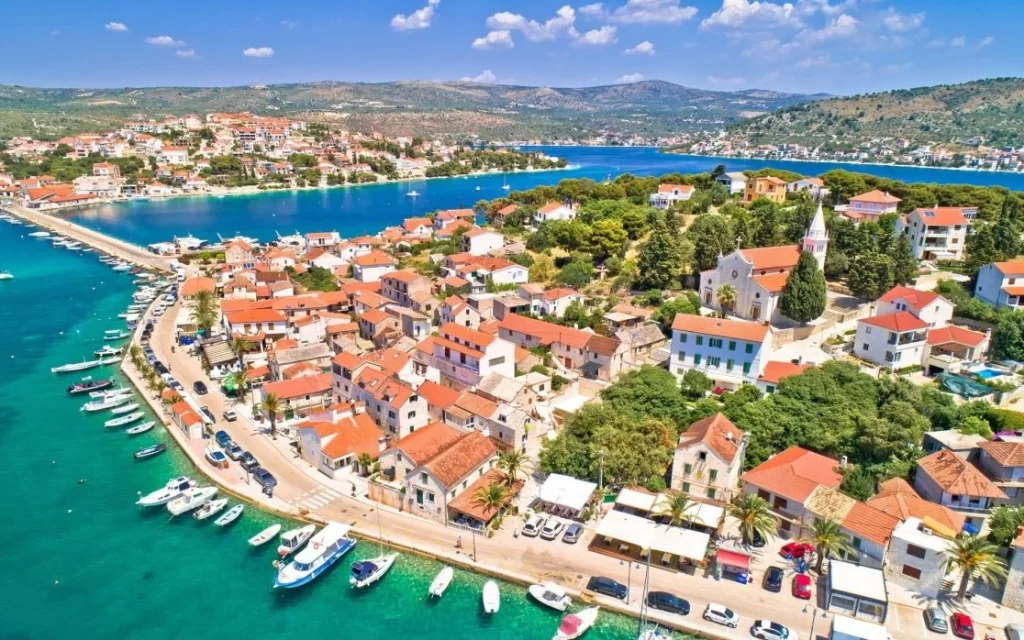 Pohled na chorvatskou vesnici Rogoznica