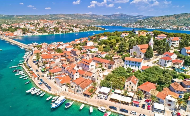 Tato chorvatská vesnice okouzlila Čechy. Na dovolenou sem jezdí i ti největší boháči