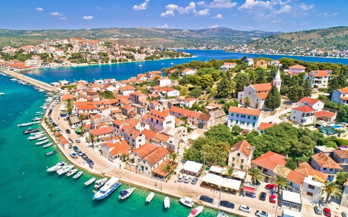 Tato chorvatská vesnice okouzlila Čechy. Na dovolenou sem jezdí i ti největší boháči