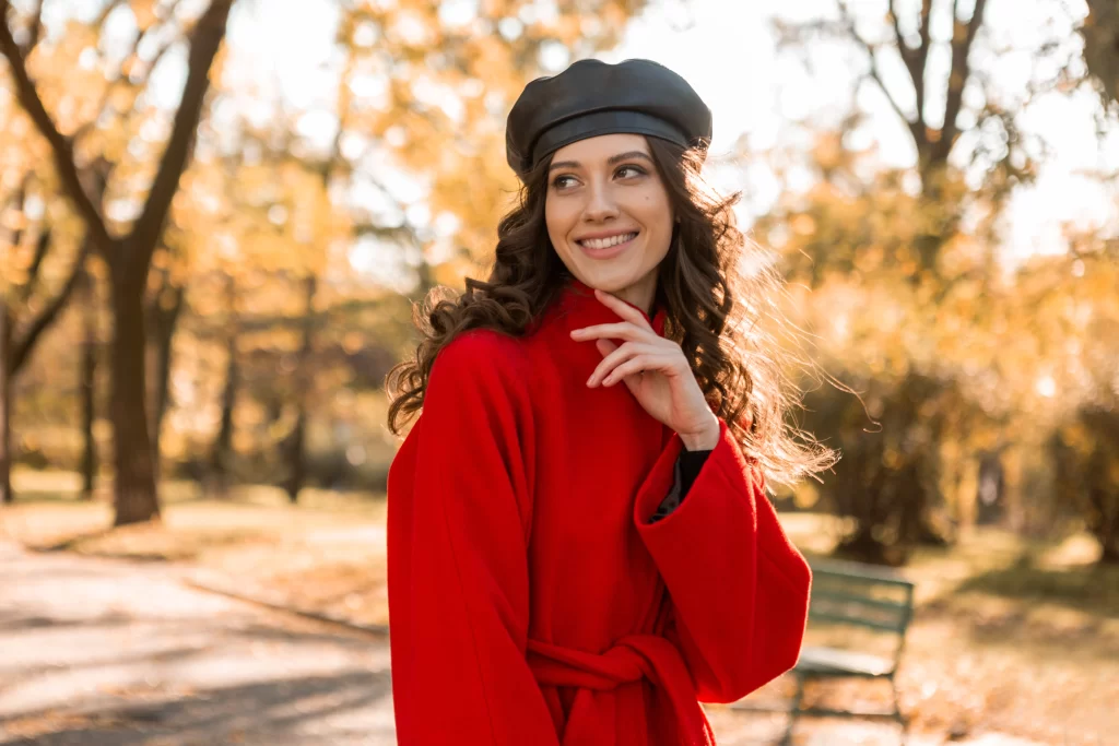 Atraktivní žena si užívá podzimní počasí