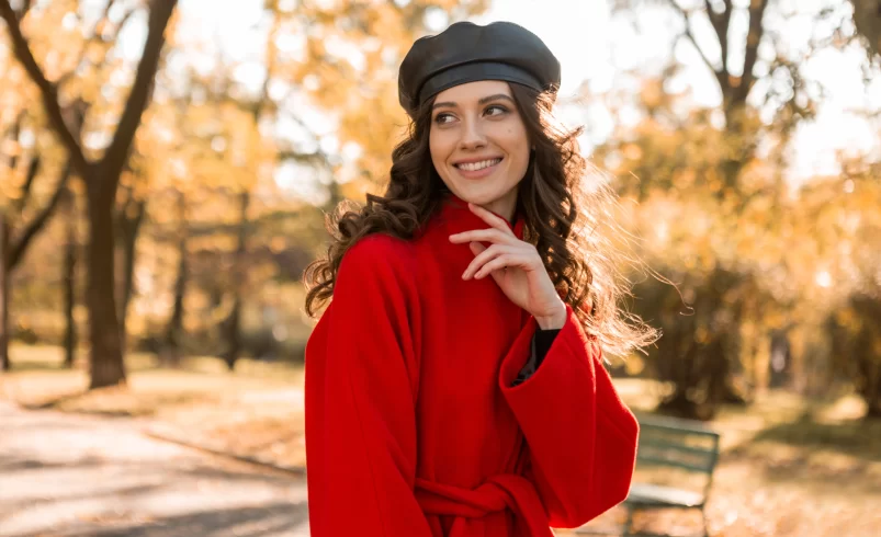 Atraktivní žena si užívá podzimní počasí