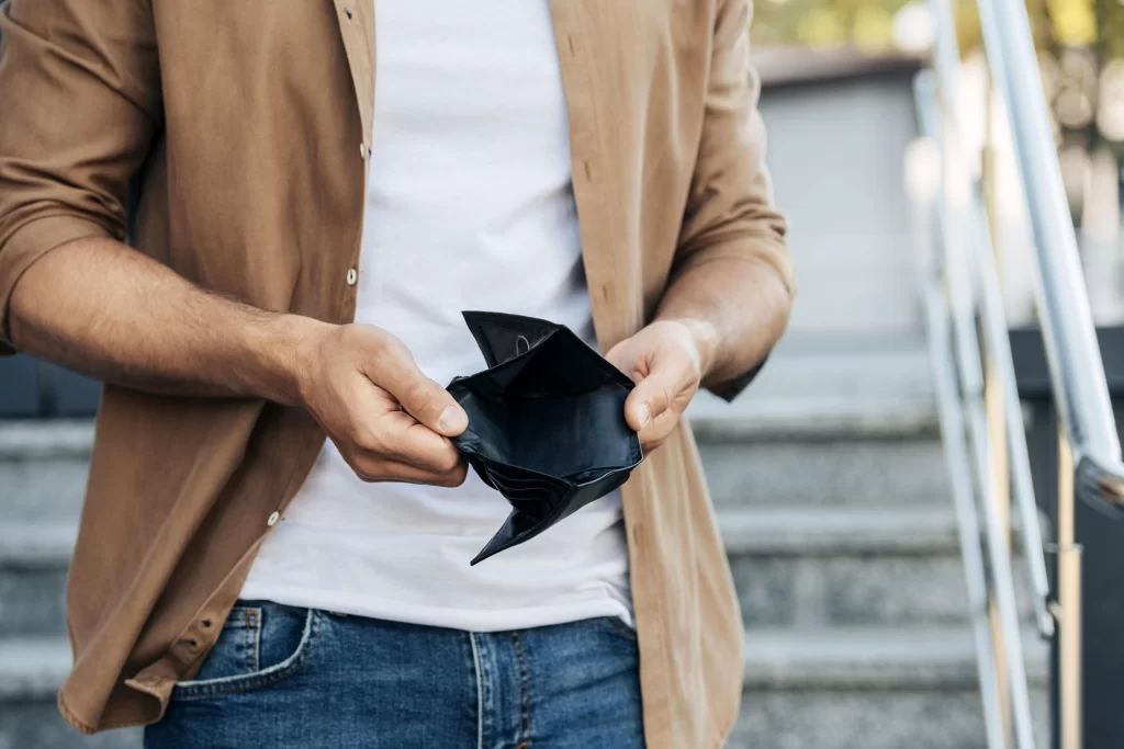 Muž má prázdnou peněženku