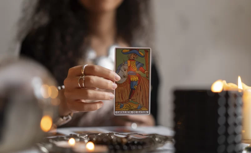 Věštkyně čte budoucnost z karet