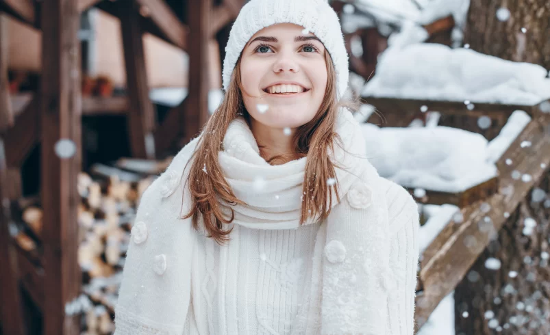 Žena má rados ze sněhu