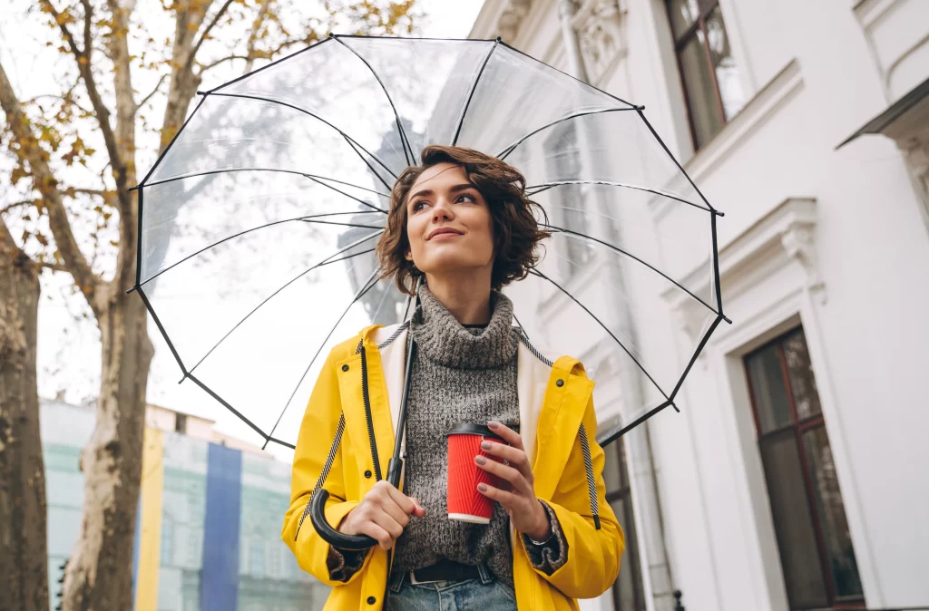Žena se prochází po městě s deštníkem