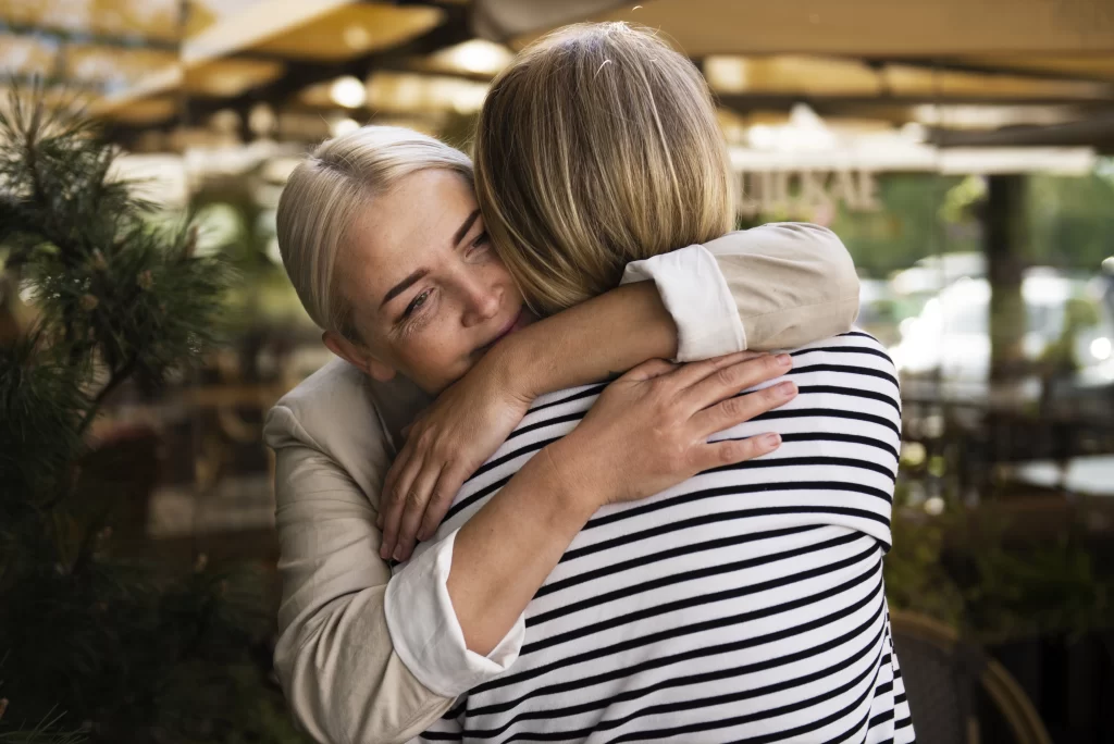 Dvě ženy se objímají