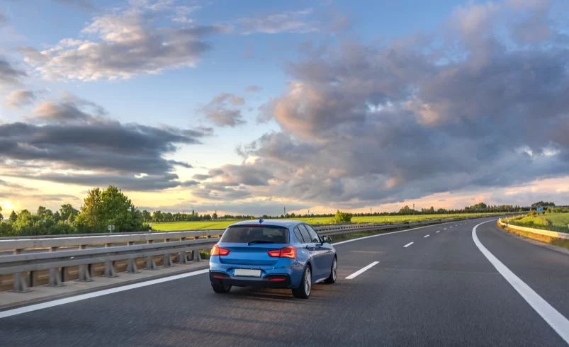 Auto jede po dálnici