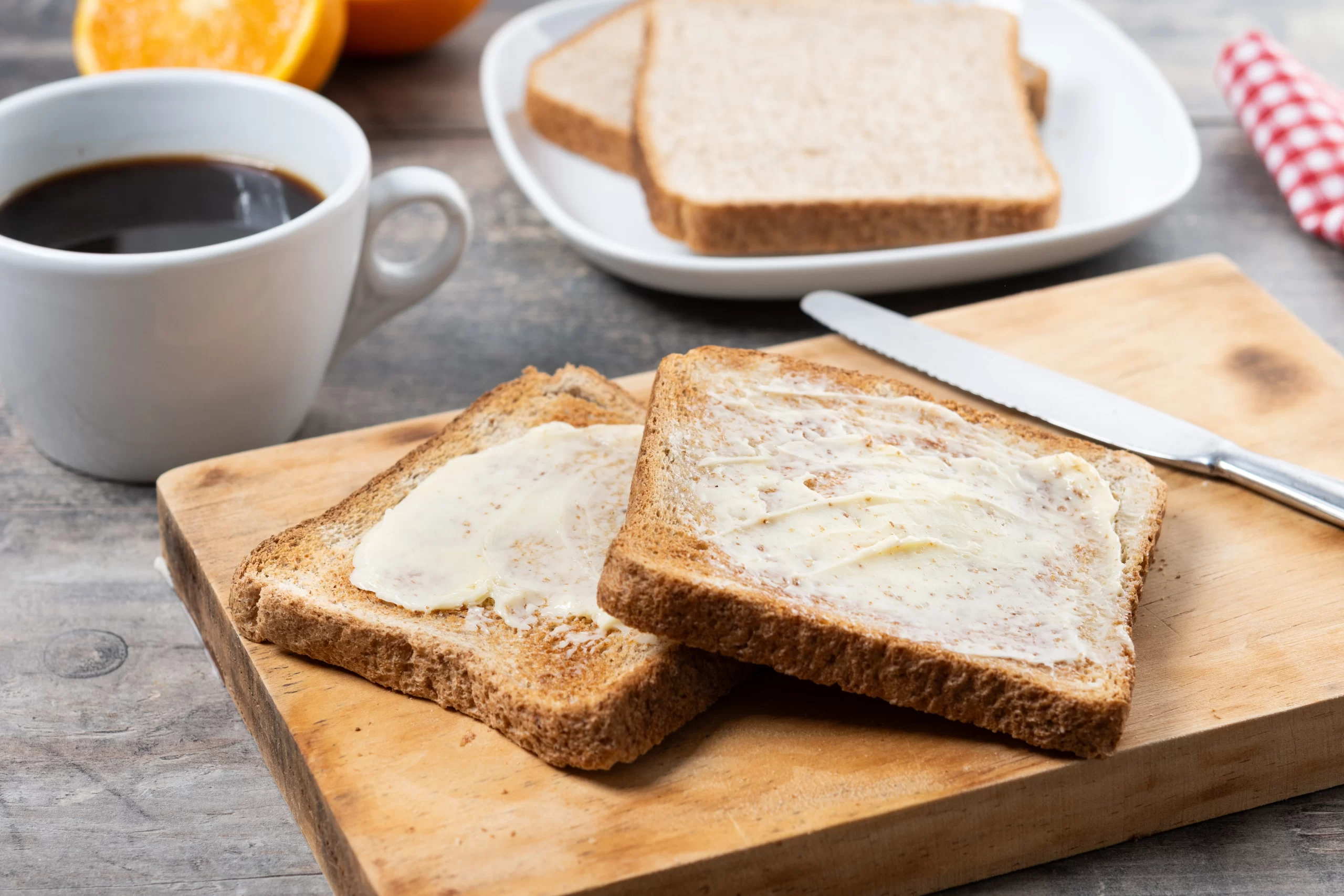 Češi běží do obchodu pro levné máslo. Tady je jeho cena o 30 % nižší