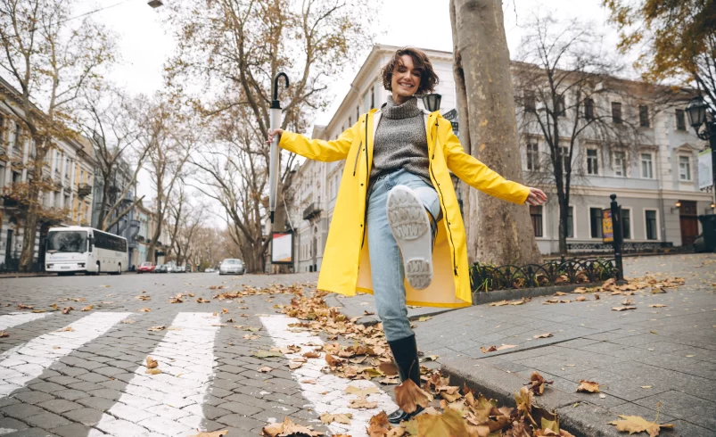 Žena si užívá podzimní počasí