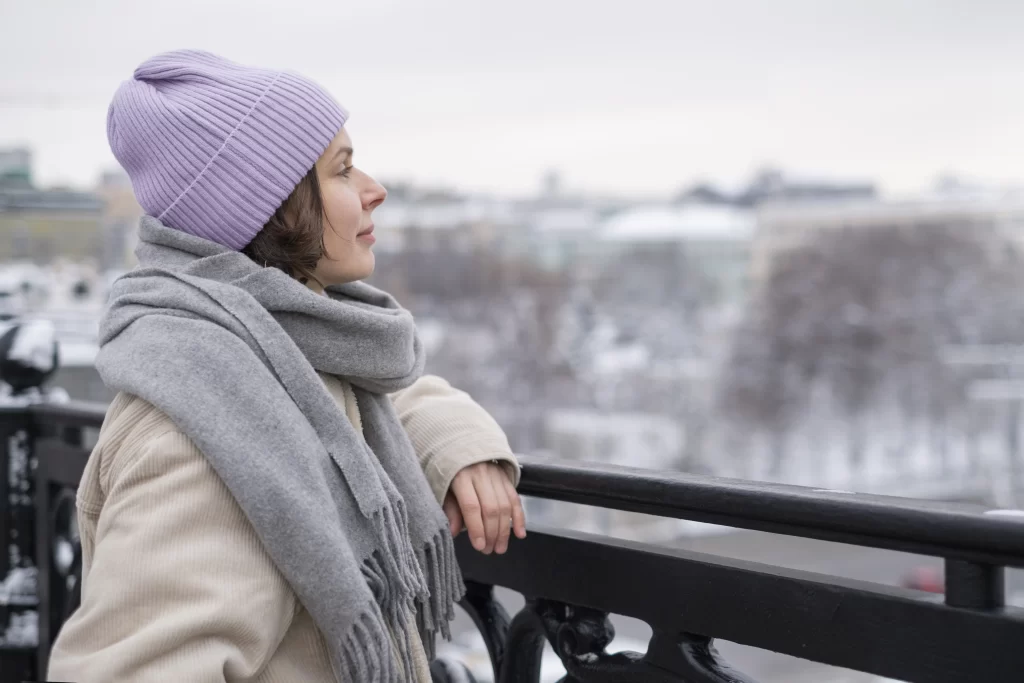 Žena s šálou a čepicí venku