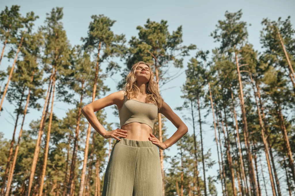 Mladá žena sportuje na čerstvém vzduchu