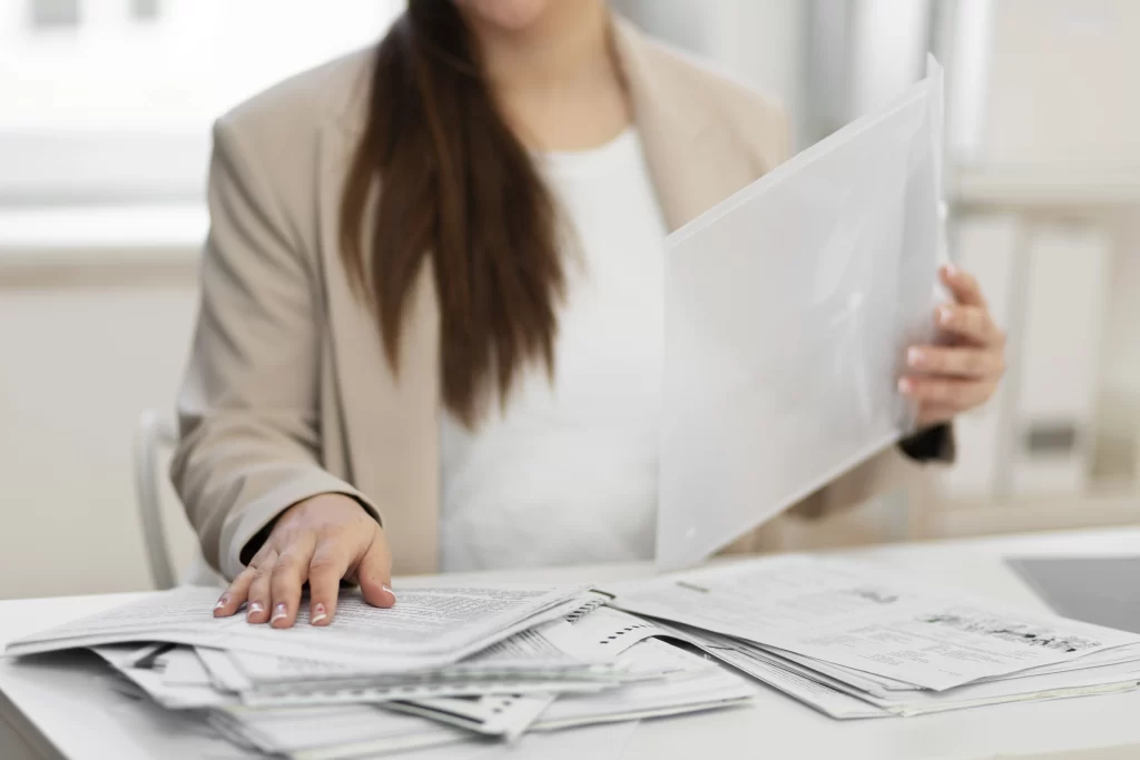 Žena řeší důležité papírování