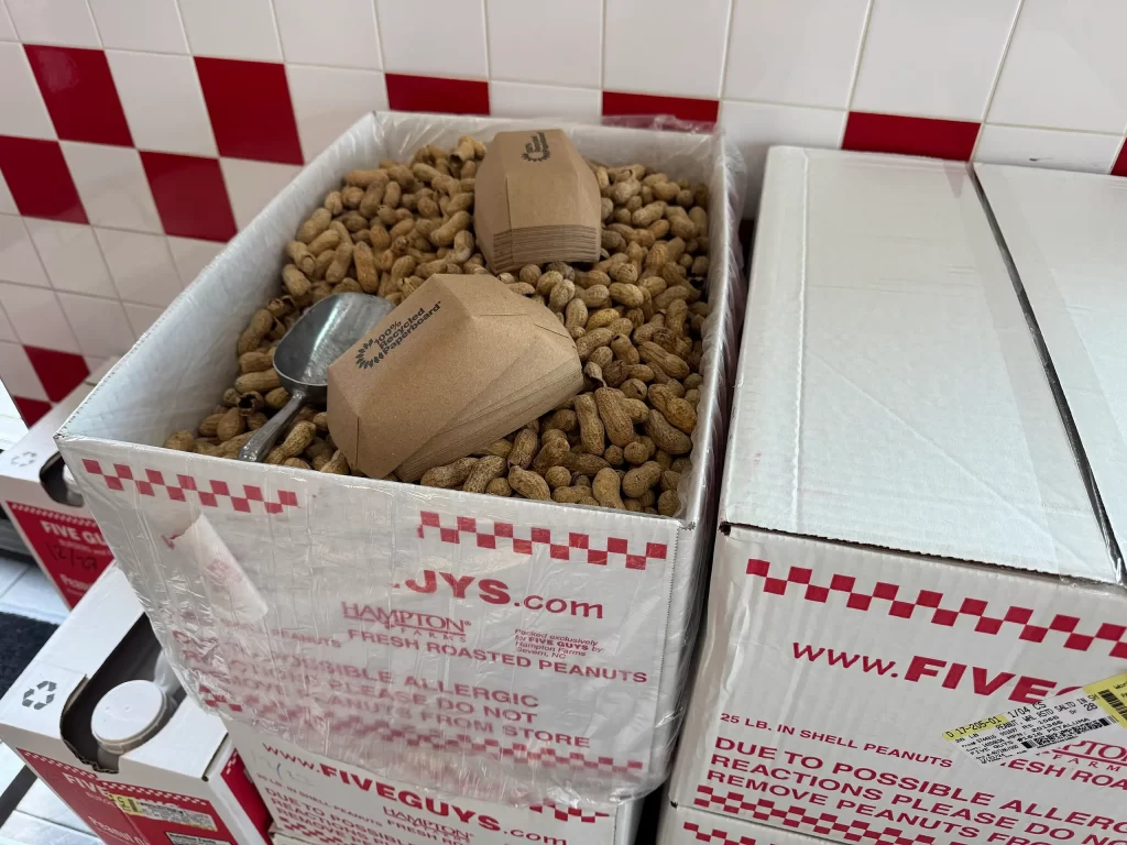 Velké množství arašídů v restauraci Five Guys