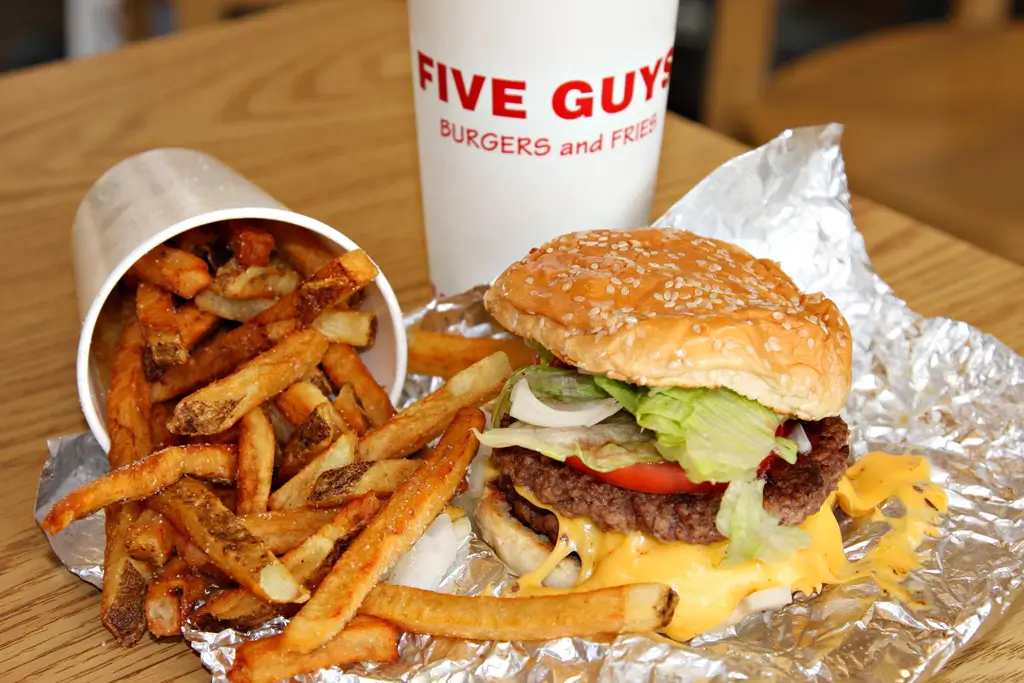 Menu v restauraci Five Guys