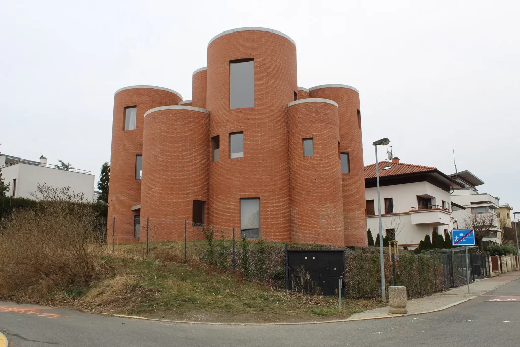 Netradiční dům politika Tomia Okamury