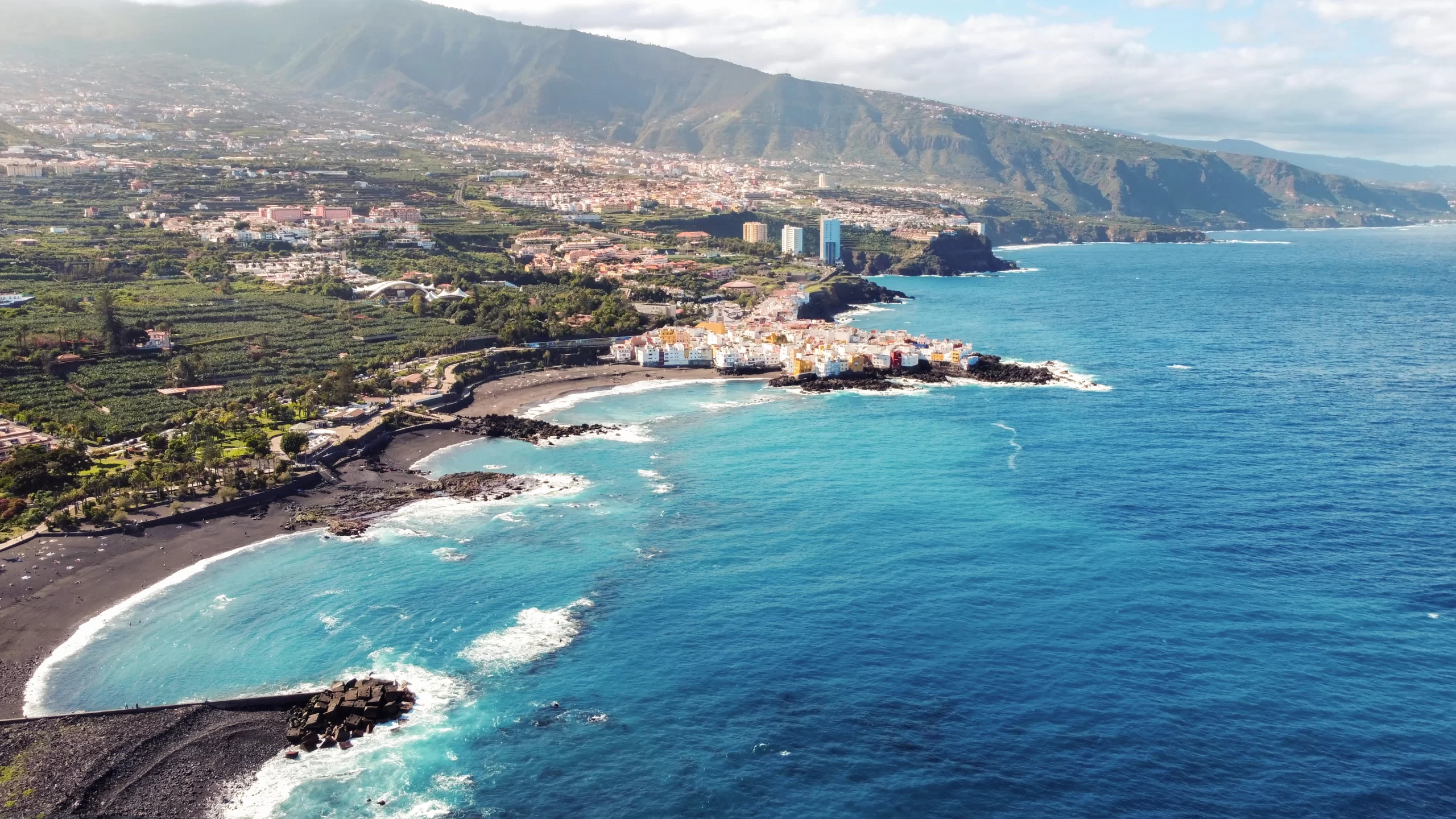 Kde je teplo i v listopadu? Do této levné destinace utíkají bohatí Češi každou zimu