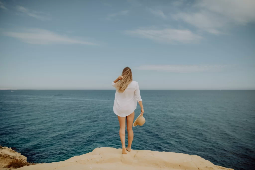 Žena si užívá dovolenou u moře