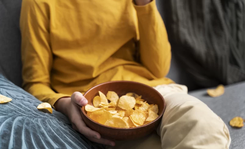 Chlapec pojídá chipsy