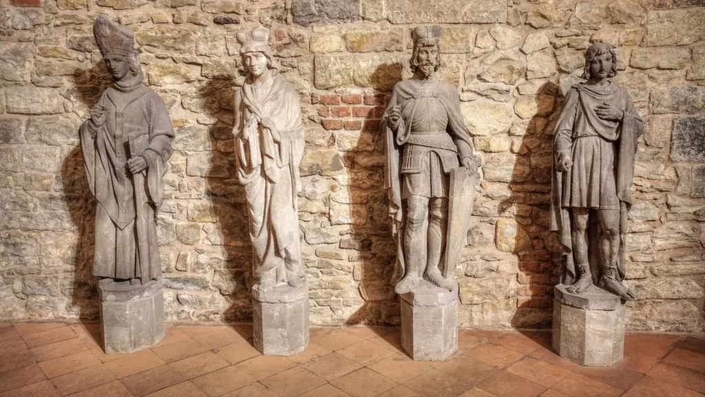 Staré sochy v pražském podzemí