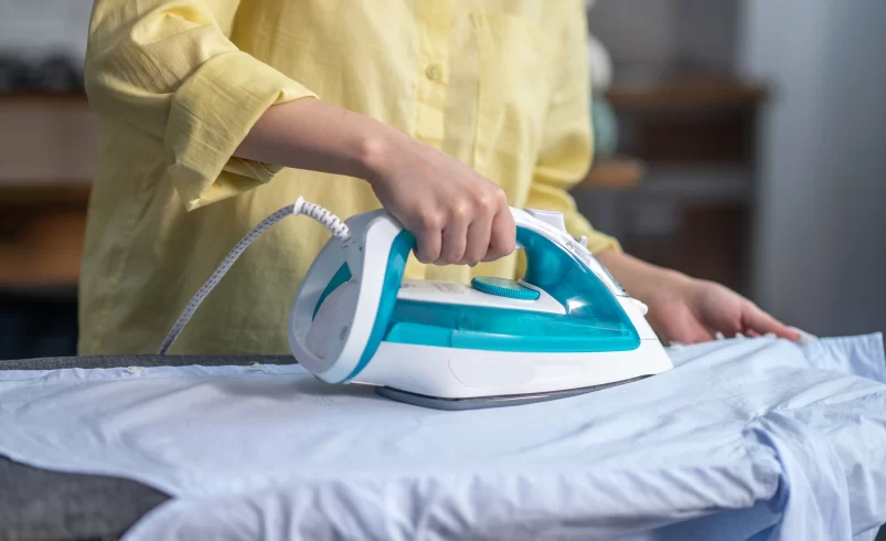 Žena žehlí prádlo