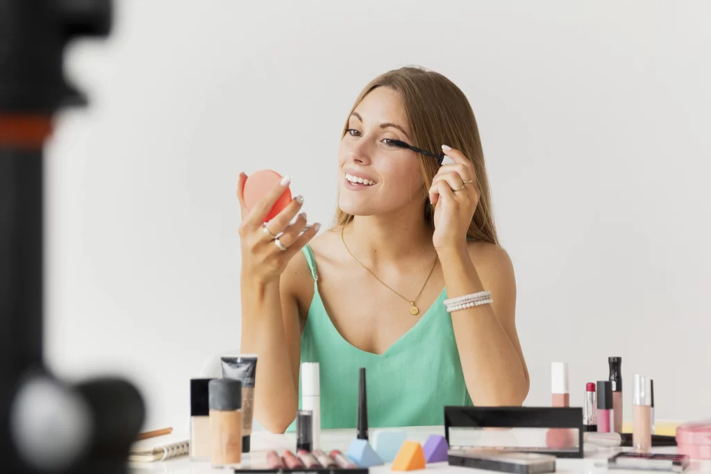 Žena se líčí řasenkou