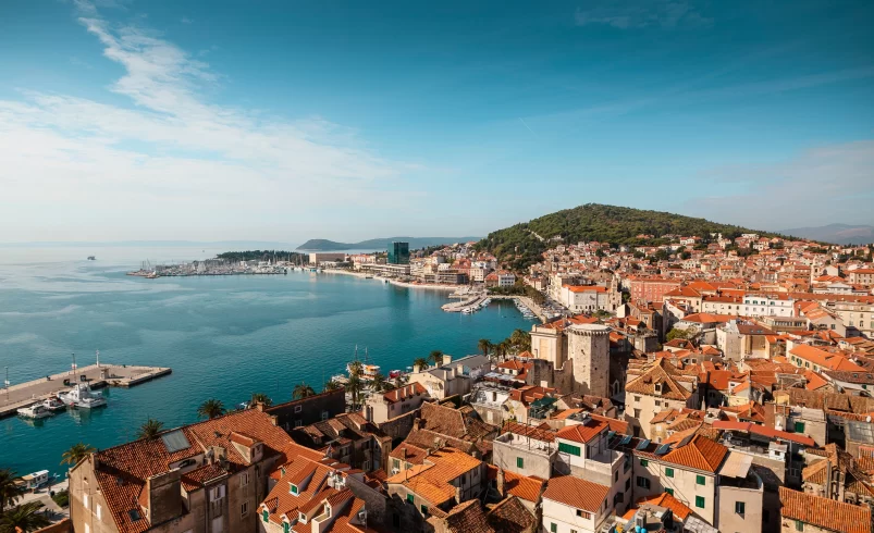 Toto populární chorvatské město má nejvíce slunečných dnů z celé Evropy. Najdete tam ale hlavně smrad a špínu