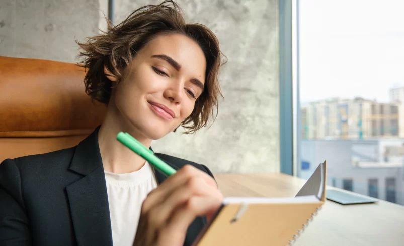 Spokojená žena si dělá zápisky