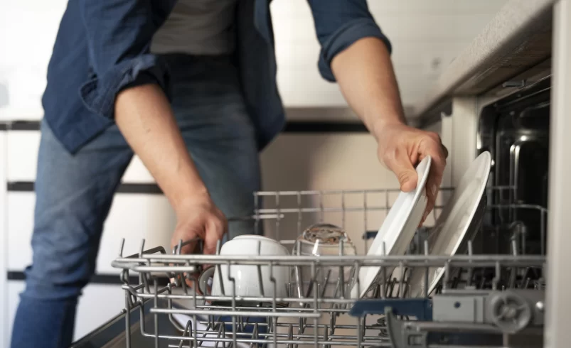 Lidé na sociálních sítích šílí: Zjišťují, že každá myčka má funkci, díky které se vám do ní vždy vejde nádobí na výšku