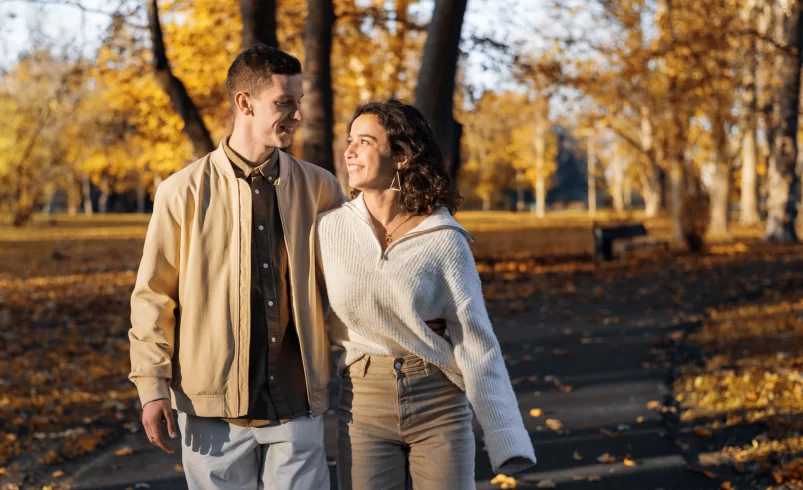 Pár, muž a žena na podzimní procházce