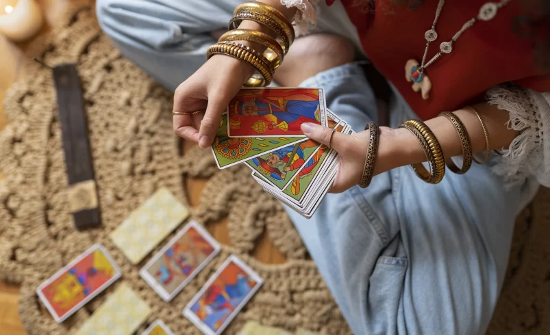 Žena vykládá karty
