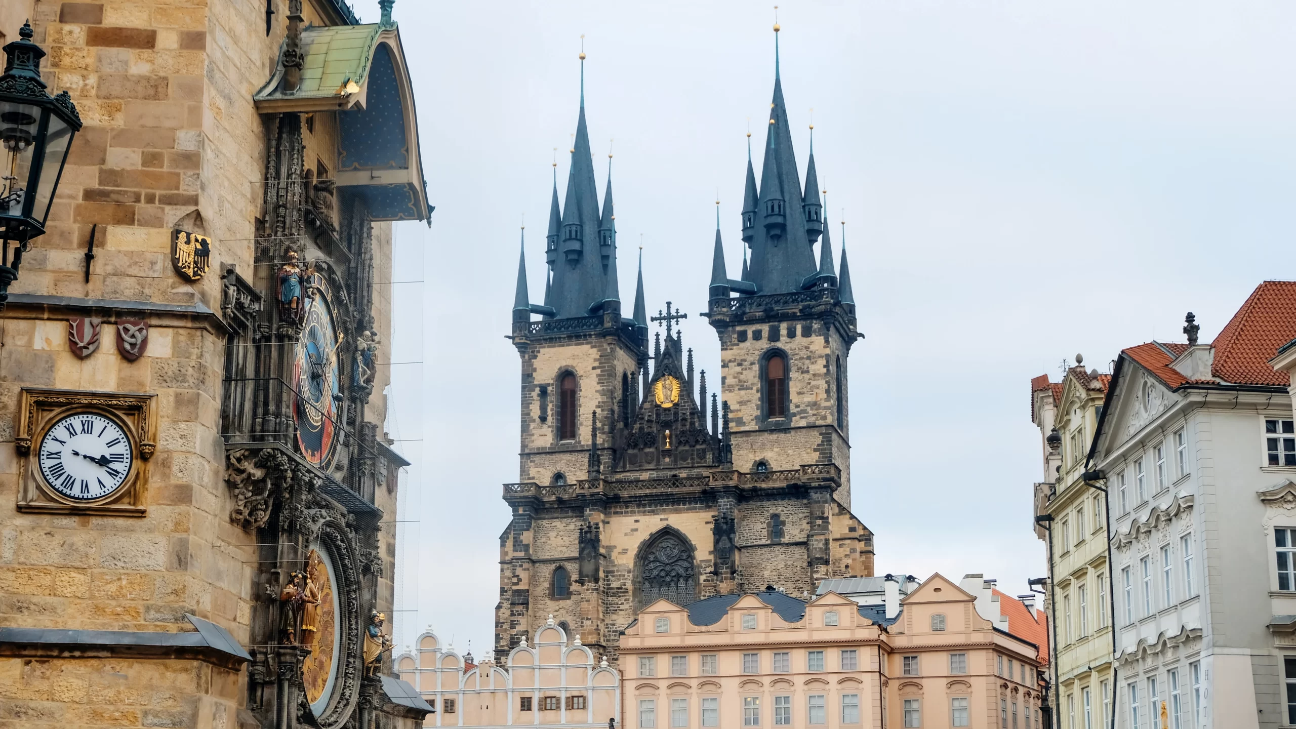 Turisté se prochází po Staroměstském náměstí, ale netuší, že se v podzemí nachází děsivé vězení a tajemné chodby