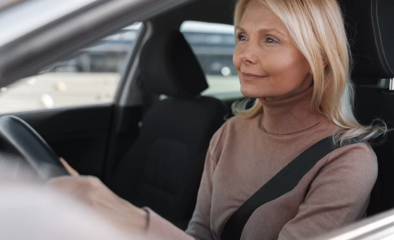 Řidička se soustředí na cestu autem