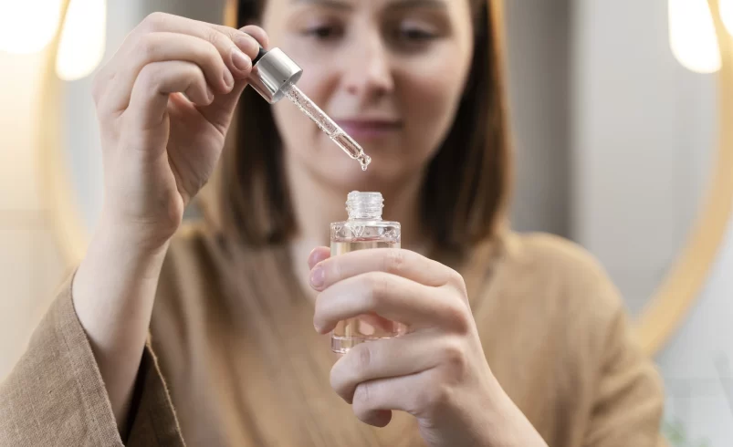 Žena si aplikuje sérum na pleť