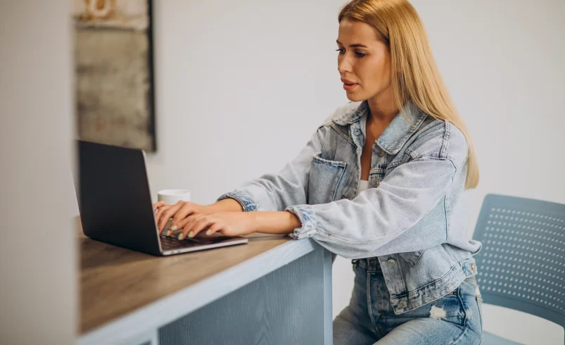 Celý svět postihl výpadek internetu, plno webů a aplikací nefunguje. Někteří lidé nemohou platit kartou