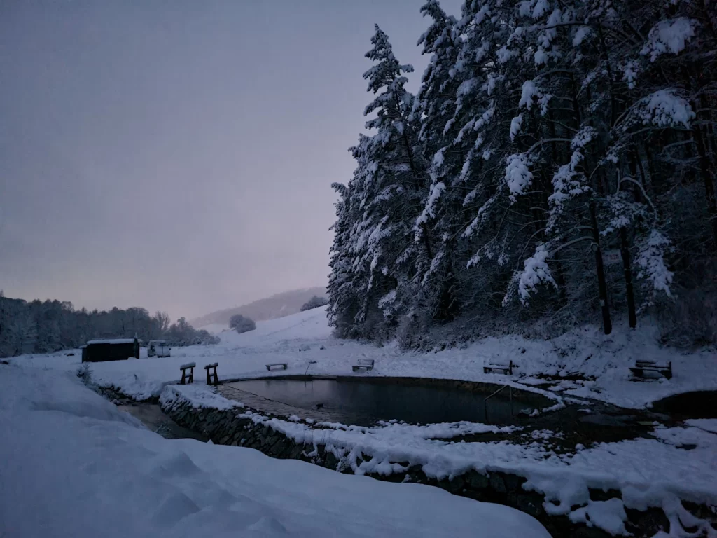 Pohled na zasněžené termální jezírko Kalameny