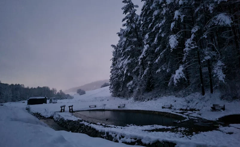 Pohled na zasněžené termální jezírko Kalameny