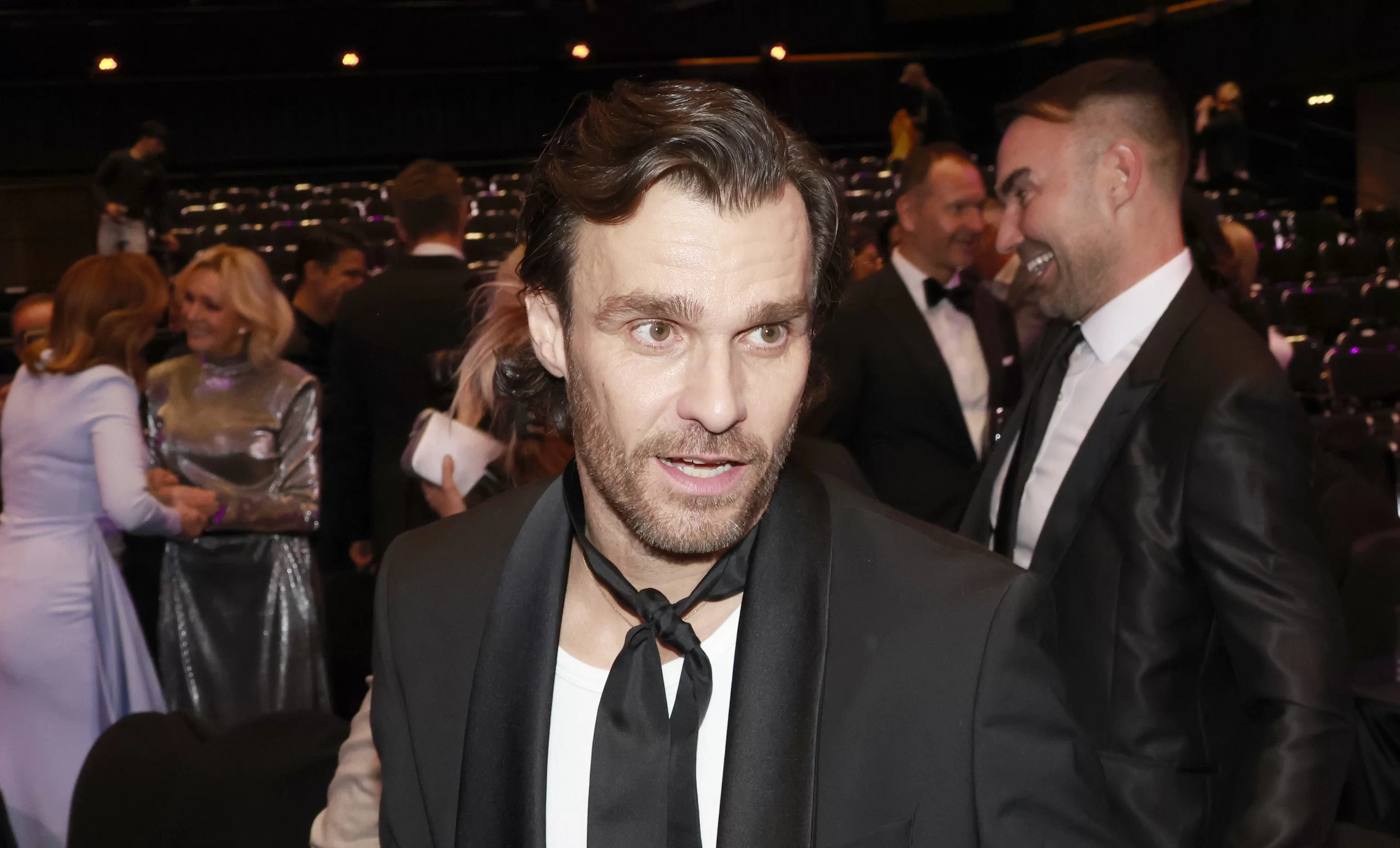 Leoš Mareš denně navštěvuje Hezuckého, údajně i financuje jeho léčbu. Ten mezitím vtipkuje o smrti