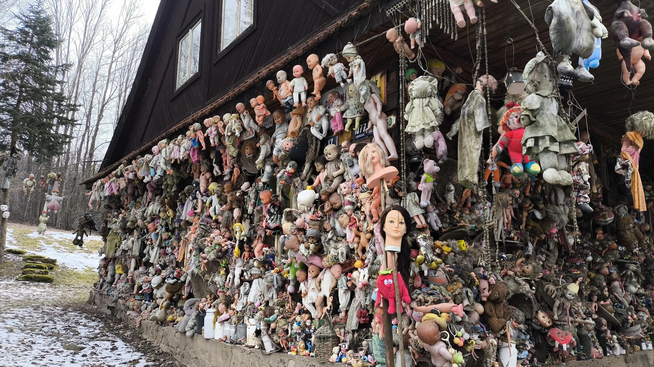 Tohle místo v Česku nahání hrůzu i těm nejotrlejším. Lidé od domu oběšených panenek raději prchají pryč