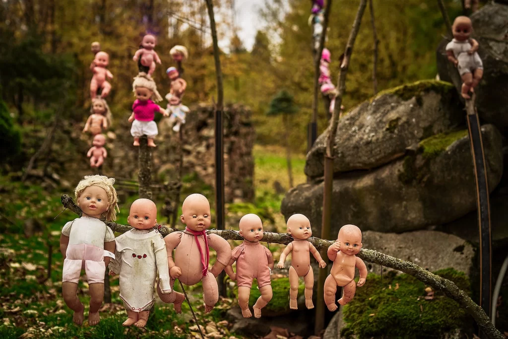 Strašidelné panenky na pozemku muže, který je sbírá