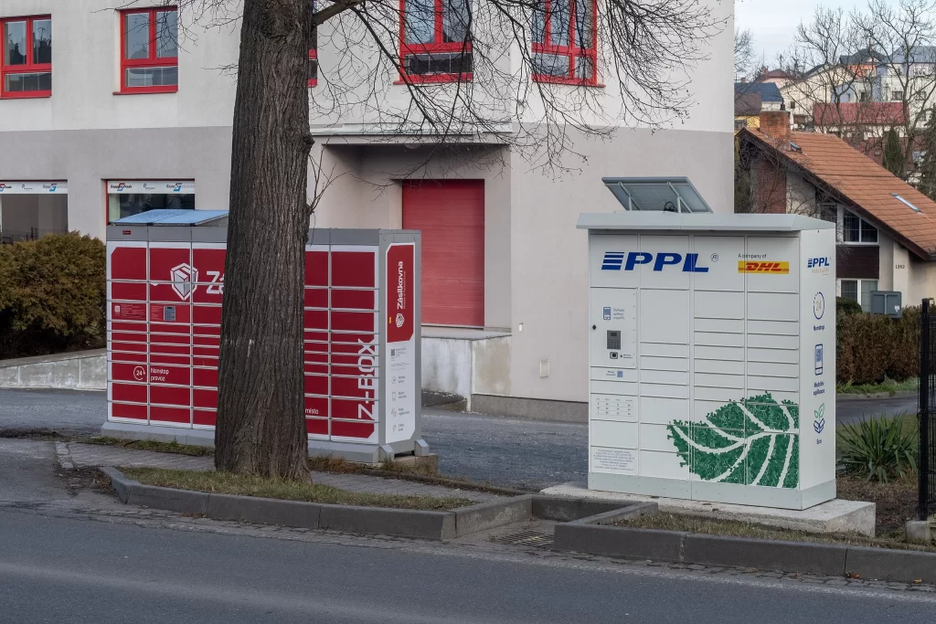 Výdejní boxy Zásilkovna a PPL na ulici