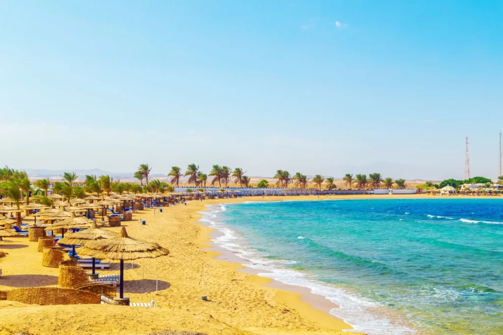 Pohled na čistou pláž u moře