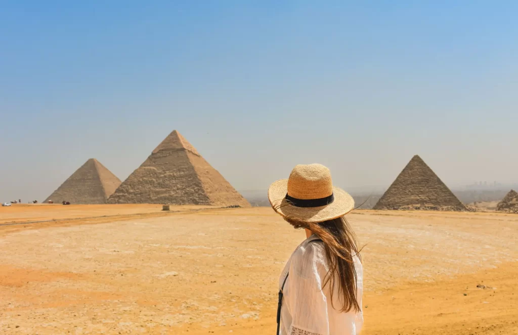 Žena se dívá na egyptské pyramidy