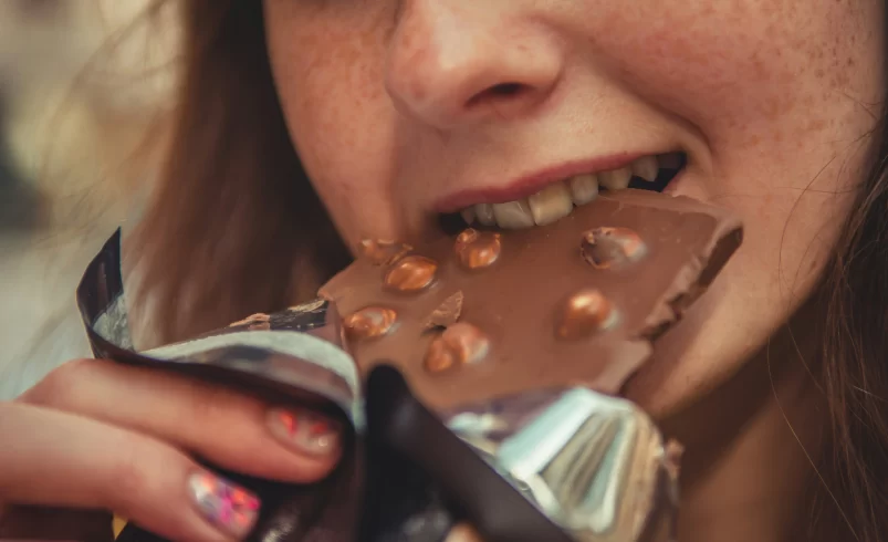 Žena pojídá čokoládu