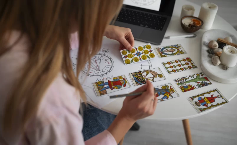 Kartářka se soustředí na výklad