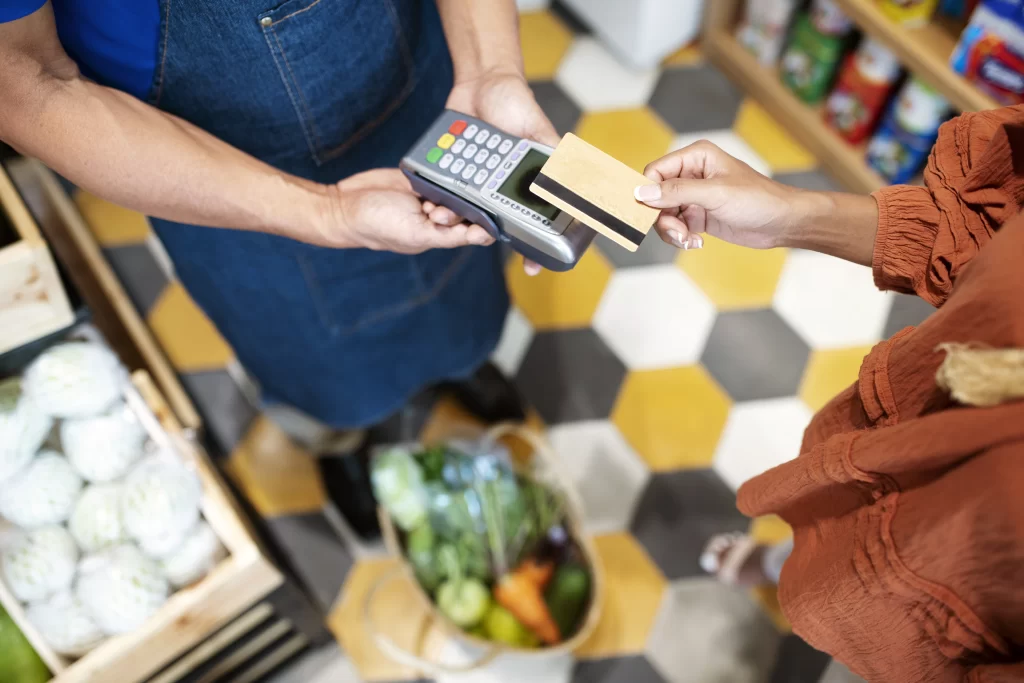 Zákazník platí za potraviny v obchodě