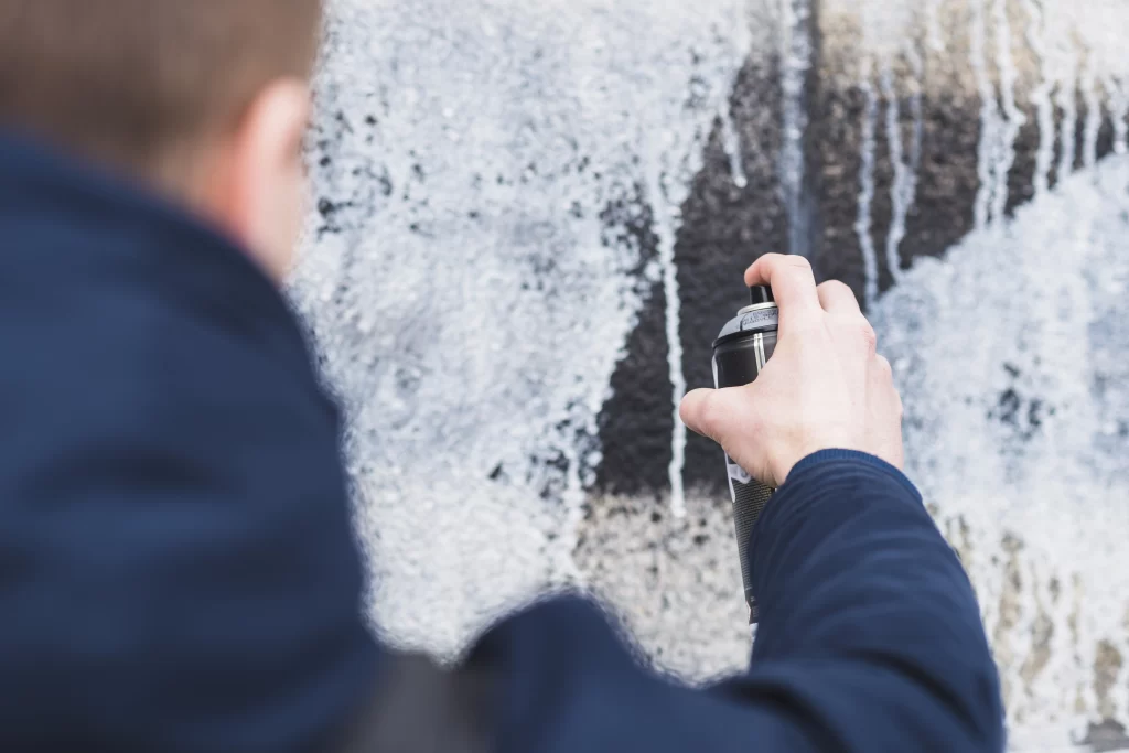 Řidič stříká na skla vozu rozmrazovač